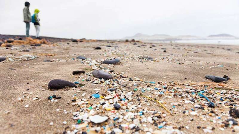 Imagen de archivo de una playa afectada por la plaga de los plásticos (Foto Canarias7)